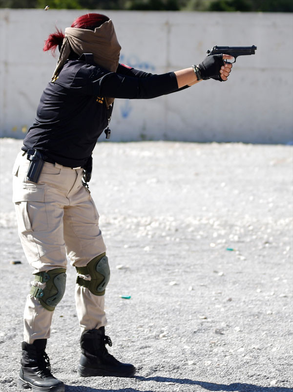 Antalya emniyetinin 'Lara Croft'u! Gözü kapalı indiriyor - Resim: 2