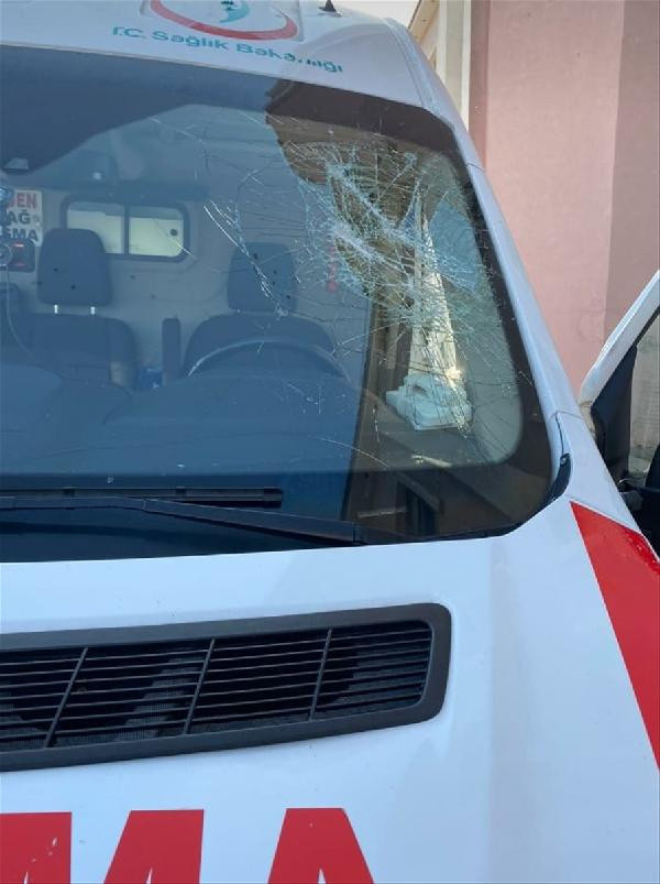 Bingöl'de yaralı yakınlarından ambulansa saldırı - Resim: 0