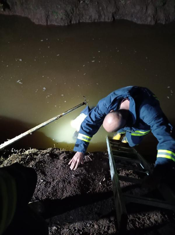 Van'da askerler fark etti! Su dolu hendekte ceset bulundu - Resim: 0