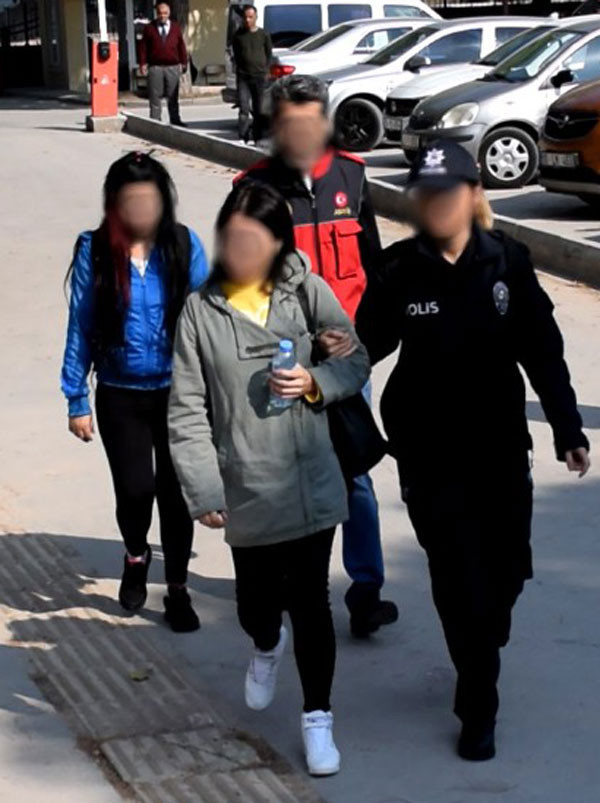 Swinger fuhuş çetesine şok baskın! Yazışmaları çok fena... - Resim: 2