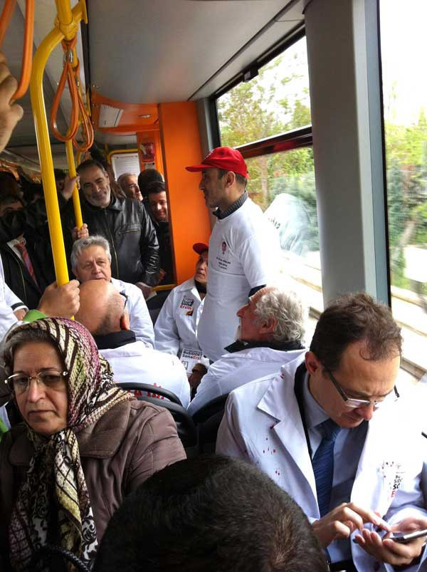 Doktorlardan kanlı önlükle protesto - Resim: 1