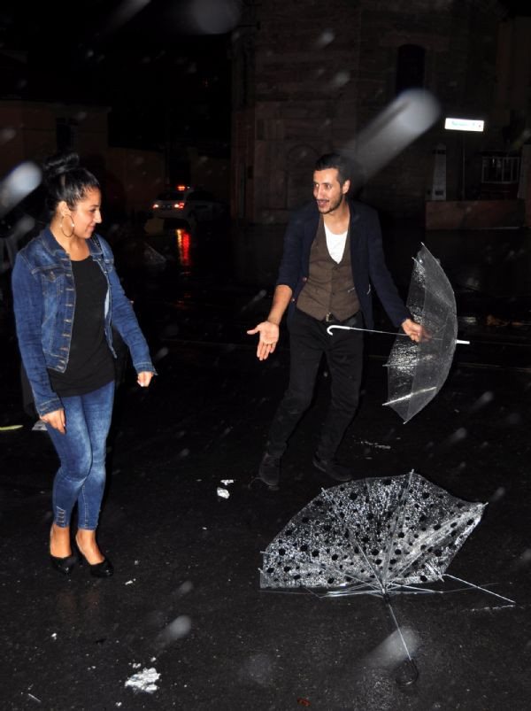 Rüzgarla birlikte etkili olan yağmur zor anlar yaşattı - Resim: 4