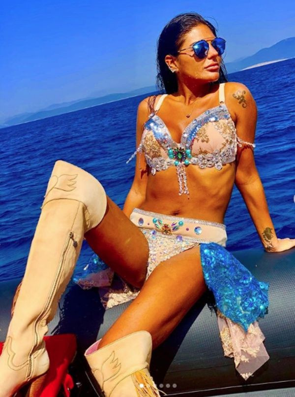 Süreyya Yalçın davete de mayosu ve çizmeleriyle gidince olay oldu! - Resim: 4