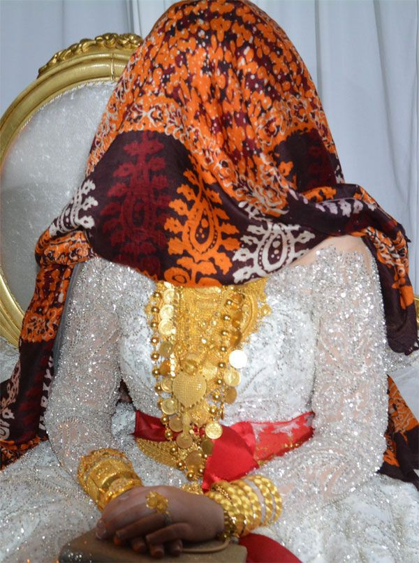 Altın takacağım diye izdiham çıkardılar! Ekonomik krizin uğramadığı yerde gelin altından ezildi - Resim: 4