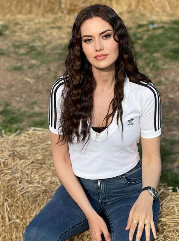 Fahriye Evcen'in kız kardeşini görenler güzelliğiyle büyülendi! Fahriye'den çok daha beğenildi - Resim: 4