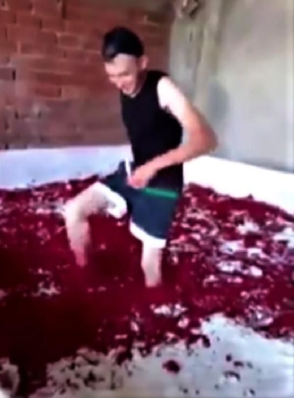 Çıplak ayakla salça havuzuna girmişti! Balıkesir'deki işletmenin faaliyeti durduruldu - Resim: 3