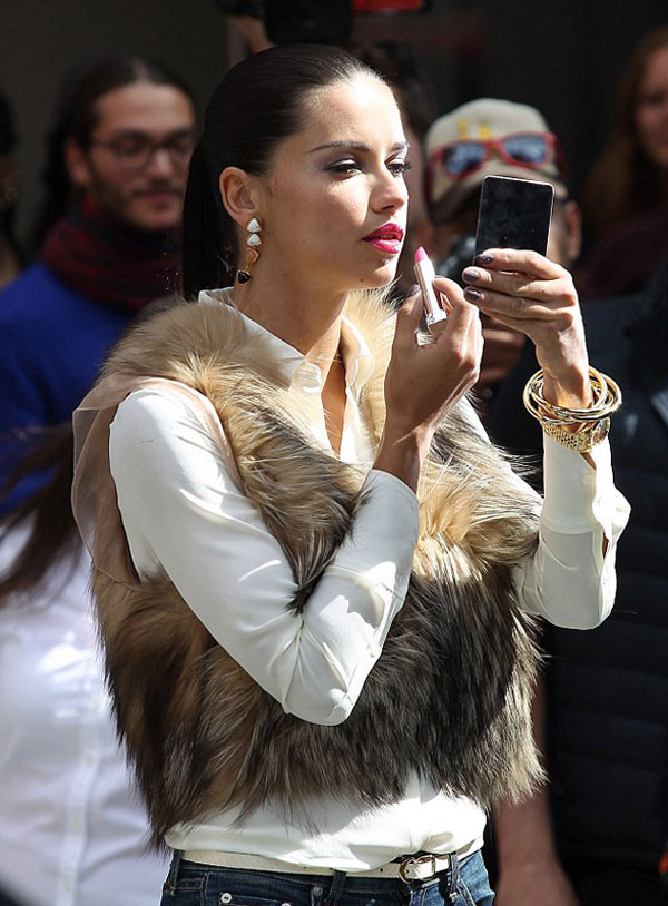 Adriana Lima reklam çekiminde yakalandı! - Resim: 4