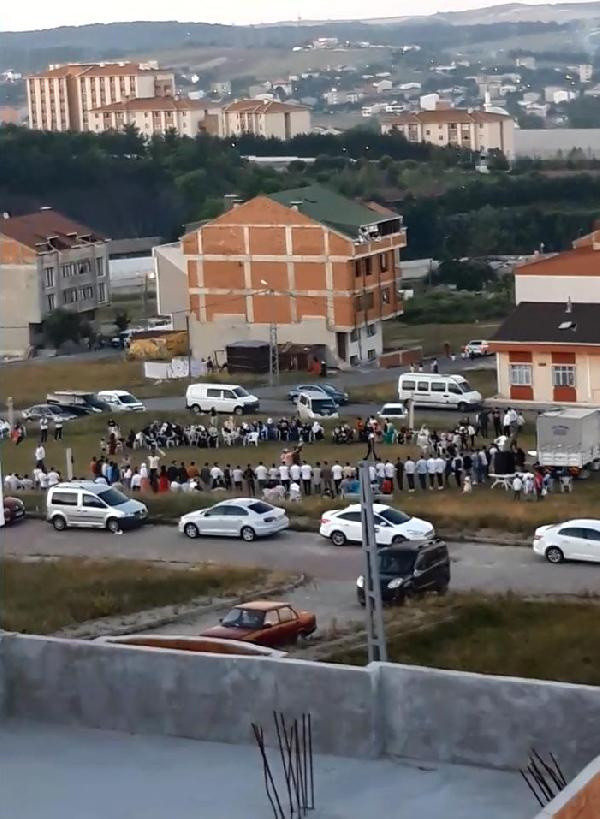 İstanbul'da sokak eğlencesinde sosyal mesafe hiçe sayıldı - Resim: 1