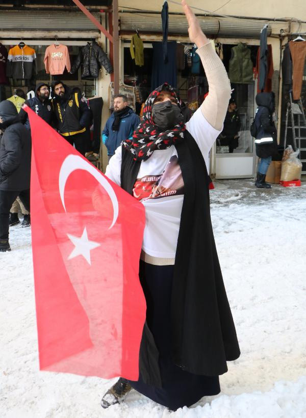 'PKK kaybedecek, anneler kazanacak' sloganından HDP rahatsız oldu! Kadınlar sinir krizi geçirdi - Resim: 1