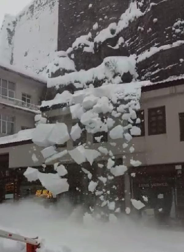 Bitlis'te facia! Çatıdan tonlarca kar kütlesi düştü yaralı çocuklar var - Resim: 0