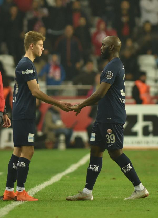 Antalyasporlu Fehmi Koç Fenerbahçe maçında tarihe geçti - Resim: 1