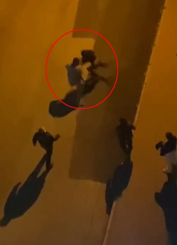 Sokağa çıkma yasağında sokağa çıkıp iki kadını yol ortasında tokatladı! - Resim: 1