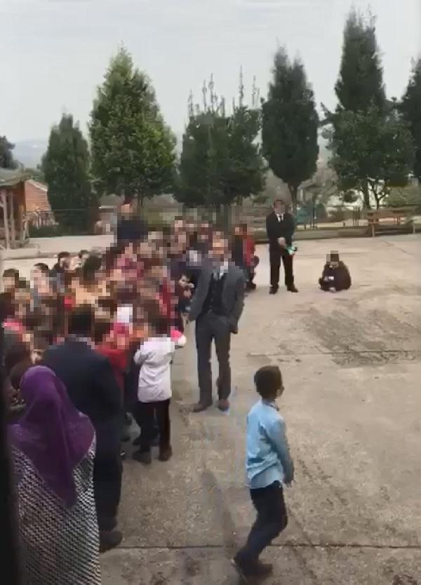 Bu görüntüye tepki yağıyor! Öğrencisini betona oturttu - Resim: 1