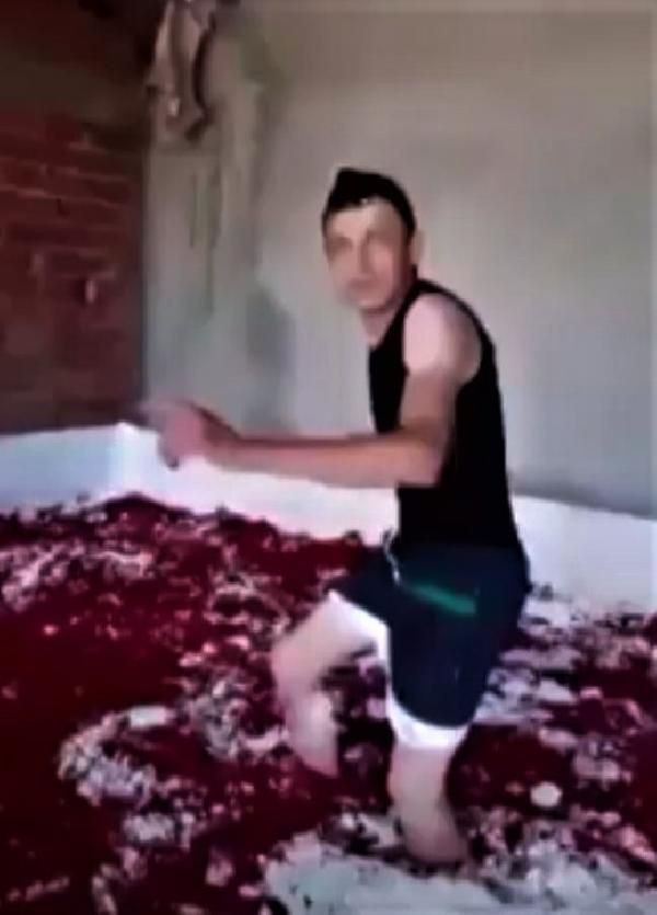 Çıplak ayakla salça havuzuna girmişti! Balıkesir'deki işletmenin faaliyeti durduruldu - Resim: 4