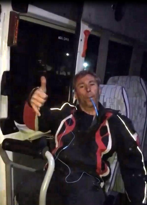 Antalya'da büyük tepki çekmişti! Bu kez de aynısı minibüste yaptı - Resim: 1
