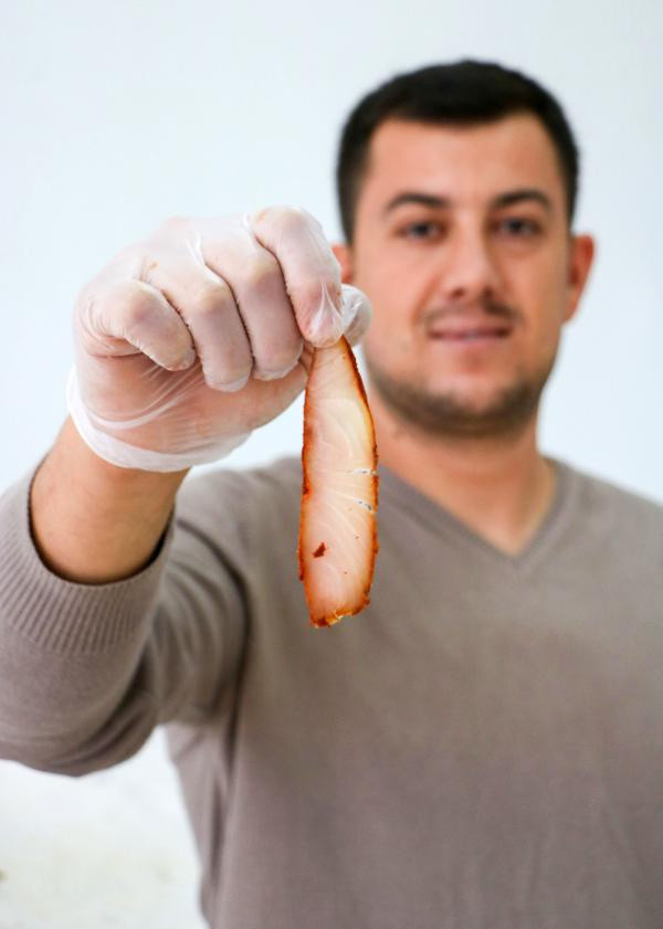 Türkiye'nin ilk balık pastırmasını üretti! Yiyenler hayran kalıyor kilosu 350 TL - Resim: 1