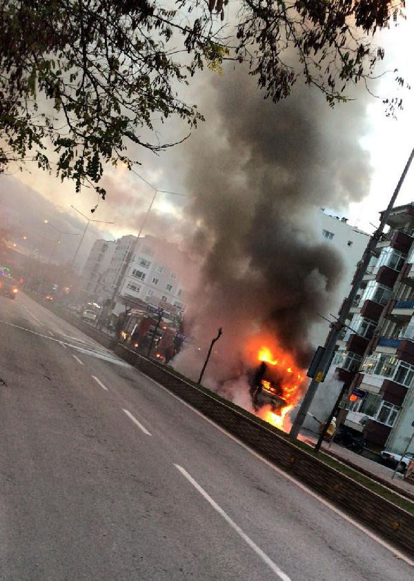 Halk otobüsü alev alev yandı! Çok sayıda yolcu... - Resim: 2