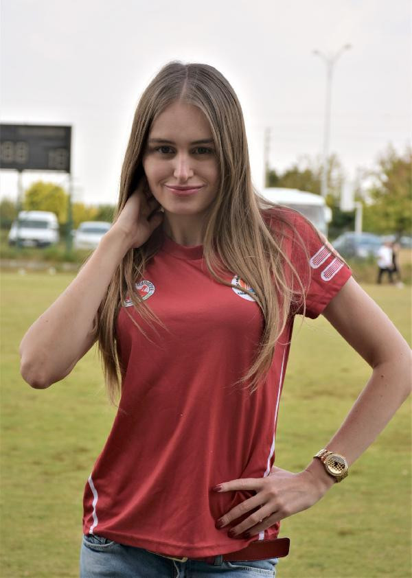 Futbol aşığı Rus güzel tribünü salladı! - Resim: 4