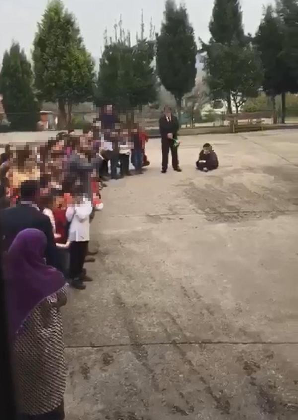 Bu görüntüye tepki yağıyor! Öğrencisini betona oturttu - Resim: 2