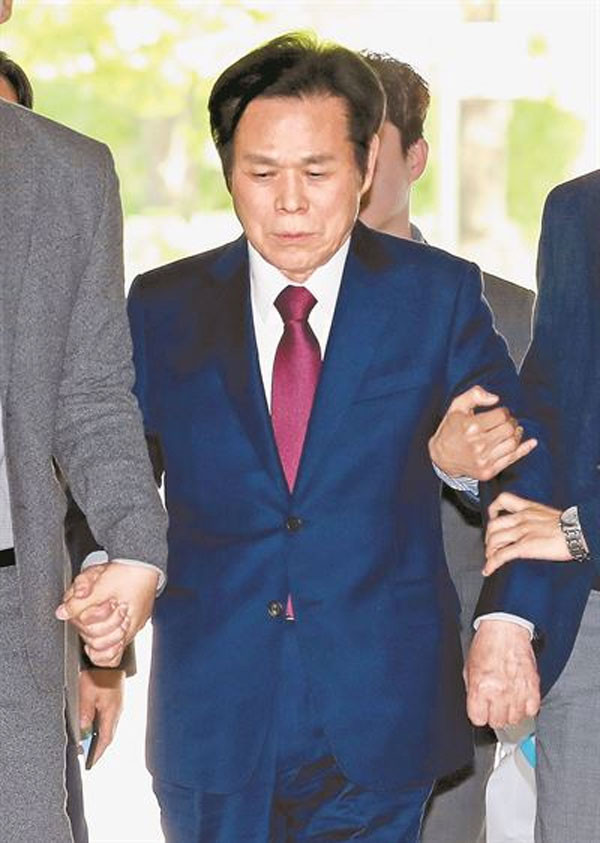 Kendini tanrı olarak tanıttı müritlerine tecavüz etti  - Resim: 4