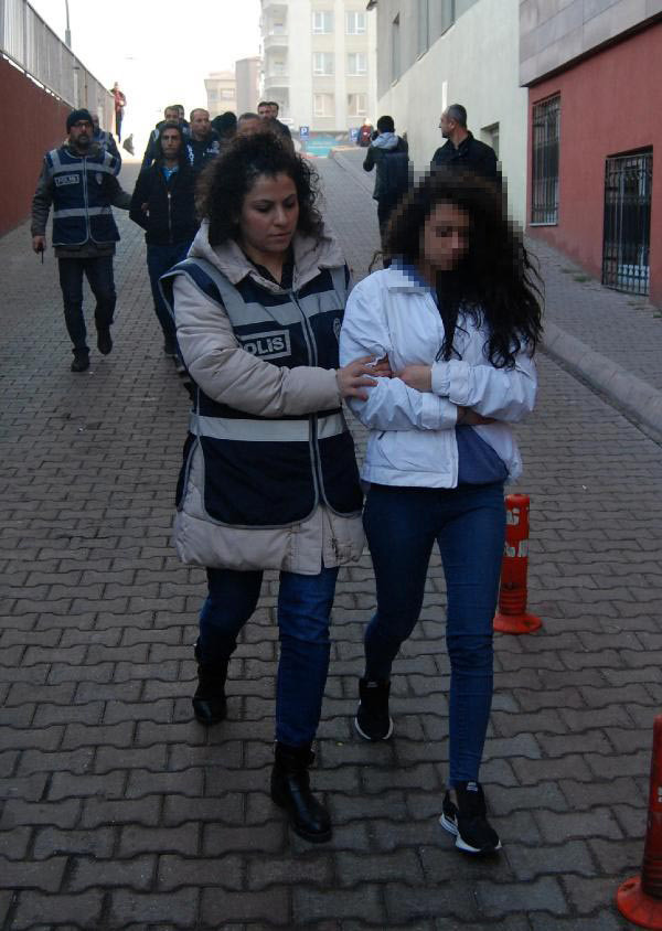 Böylesi görülmedi! Genç kız kendine aşık edip - Resim: 3