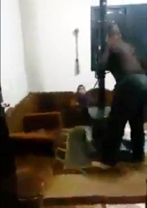 El ve ayaklarını bağladığı oğlunu hortumla dövdü! - Resim: 3