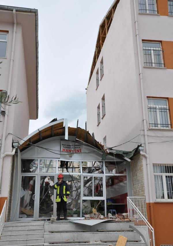 Okulun çatısı kantinin üzerine uçtu - Resim: 2