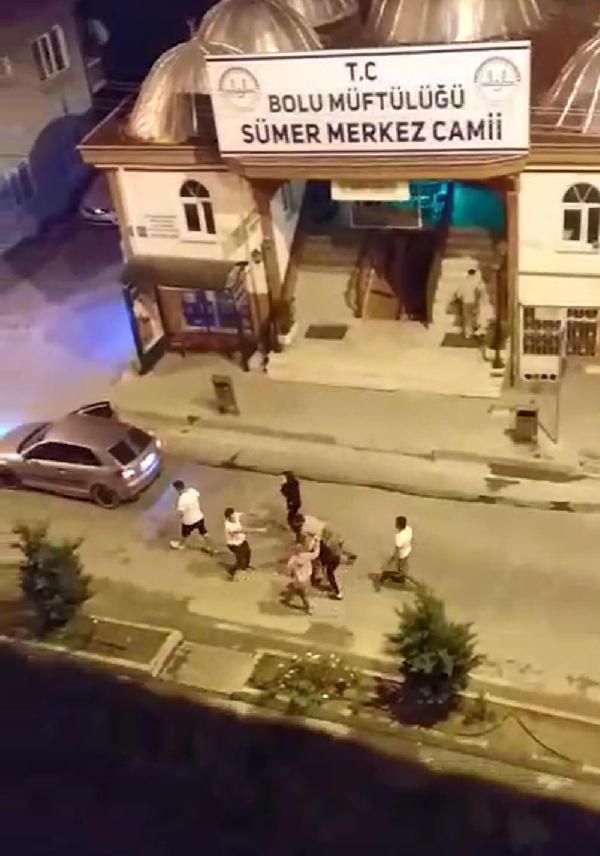 Bolu'da cami duvarına tuvaletini yapan kişiyi uyardı! Kafasını şişeyle yardılar - Resim: 2