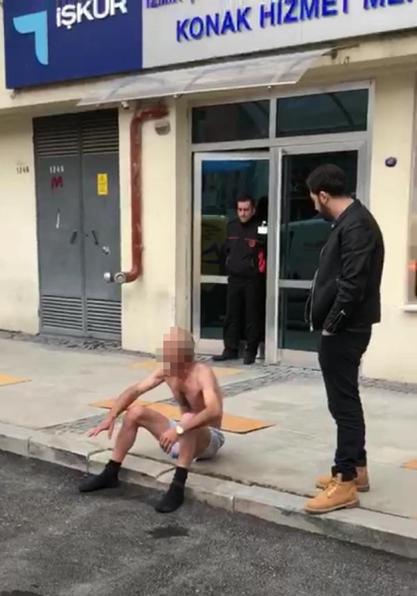 Maaşını alamayınca soyundu! İlginç anlar... - Resim: 3