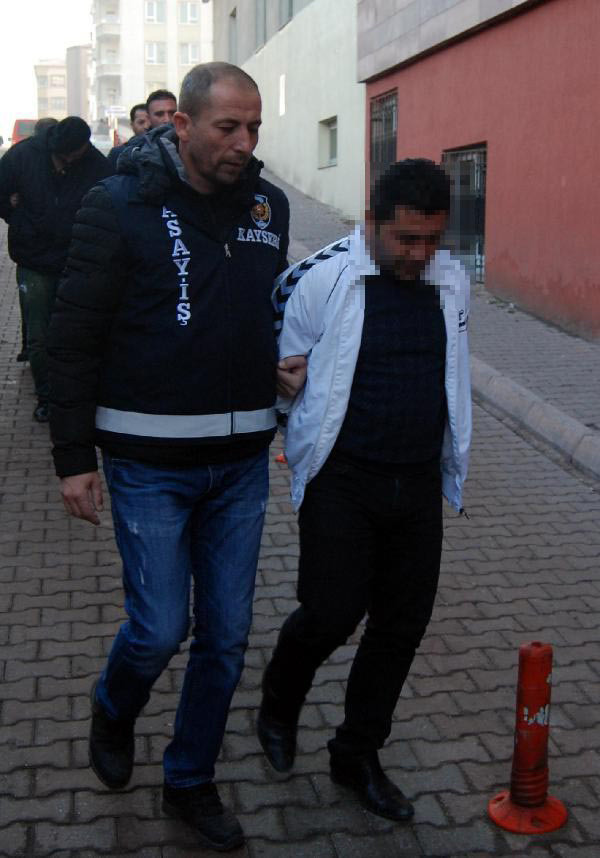 Böylesi görülmedi! Genç kız kendine aşık edip - Resim: 4