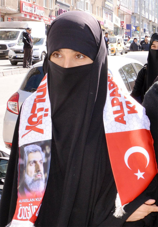 Alparslan Kuytul için yürüyen kadınlardan polisi şaşkına çeviren sözler... - Resim: 2