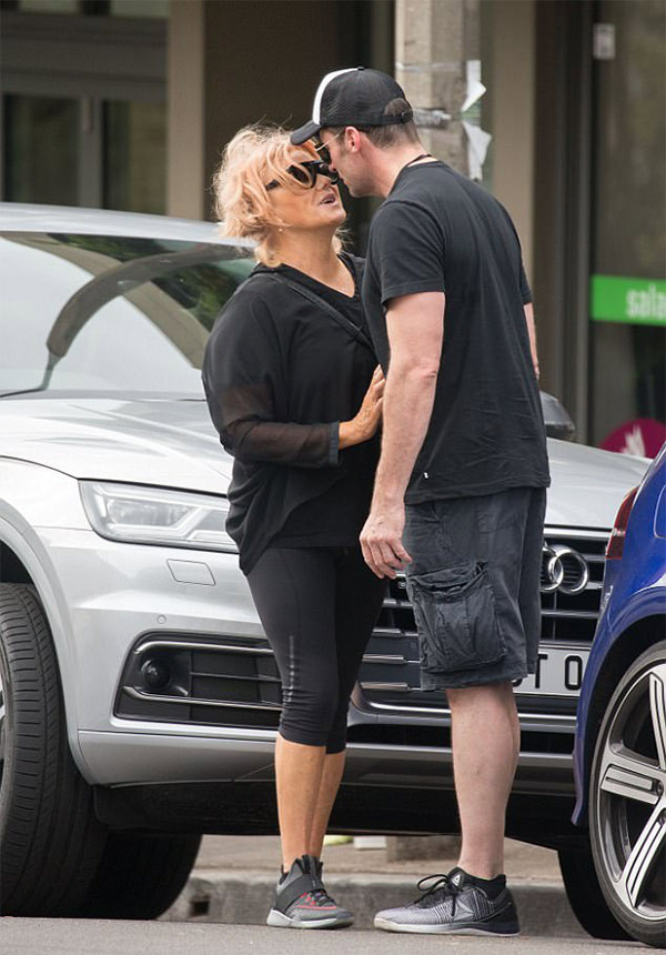 Kimselere aldırış etmedi! Sokak ortasında öpücüklere boğdu - Resim: 2