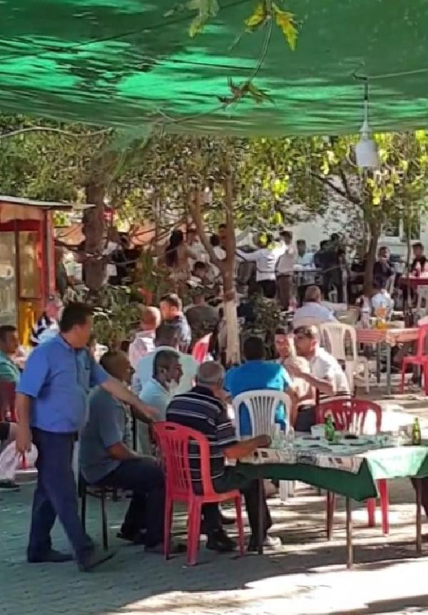 Bu kadarına da pes! Mahalle meydanında dansözlü düğün - Resim: 0