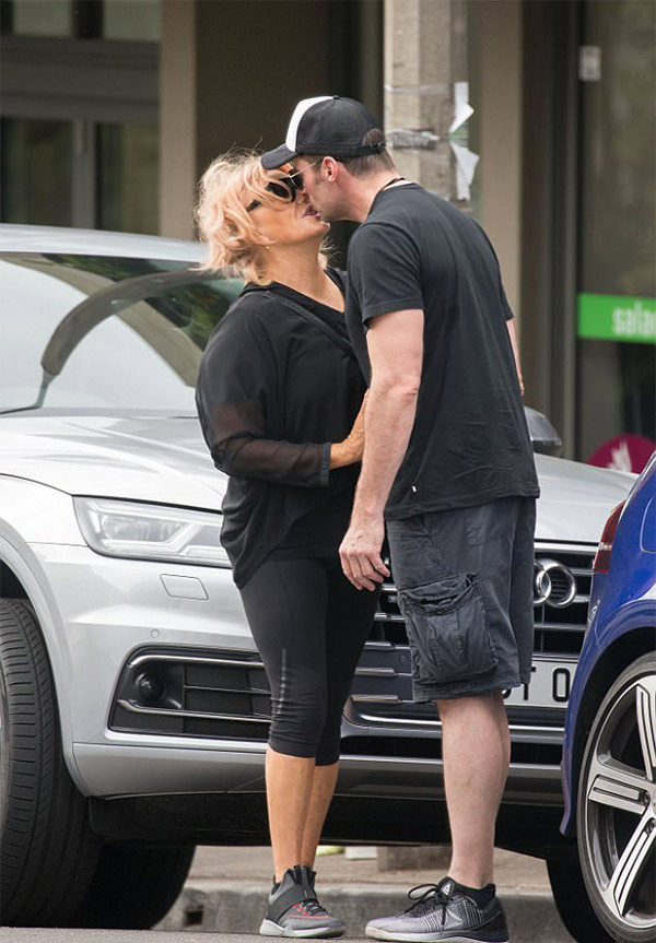 Kimselere aldırış etmedi! Sokak ortasında öpücüklere boğdu - Resim: 4