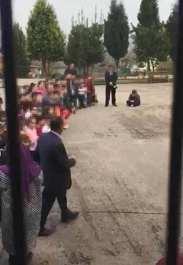 Bu görüntüye tepki yağıyor! Öğrencisini betona oturttu - Resim: 3