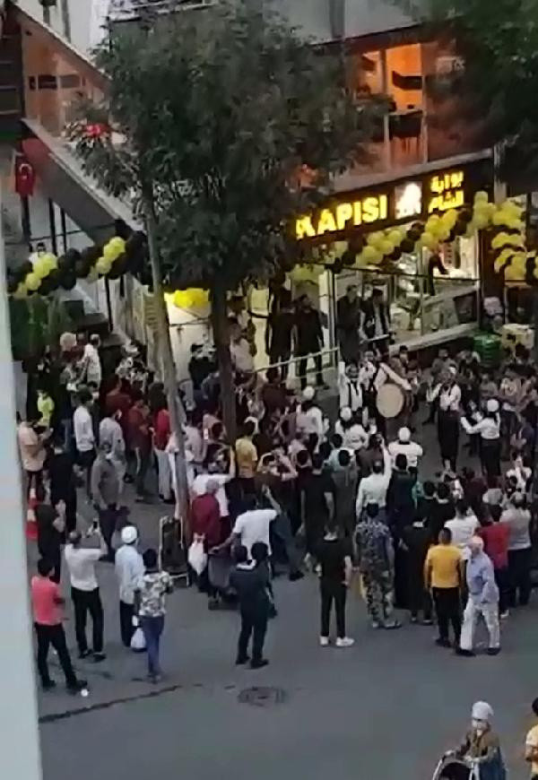 Koronavirüs yine unutuldu! Sultangazi'de dönerci dükkanının açılışında izdiham - Resim: 0
