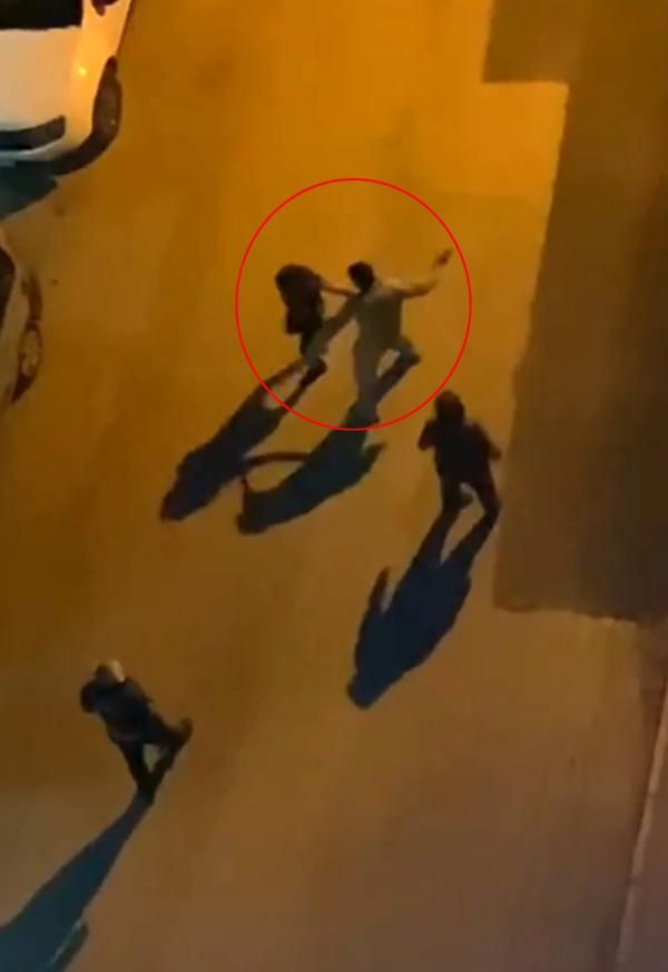 Sokağa çıkma yasağında sokağa çıkıp iki kadını yol ortasında tokatladı! - Resim: 3