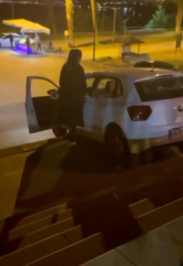 Antalya'da bir garip olay! Navigasyonda araç yerine yaya yolunu açınca otomobili merdivende asılı kaldı - Resim: 4