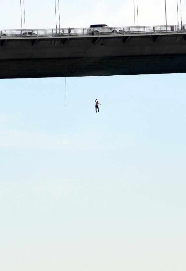 'Atlayacaksan atla' diyen kadınlar gözaltında - Resim: 3