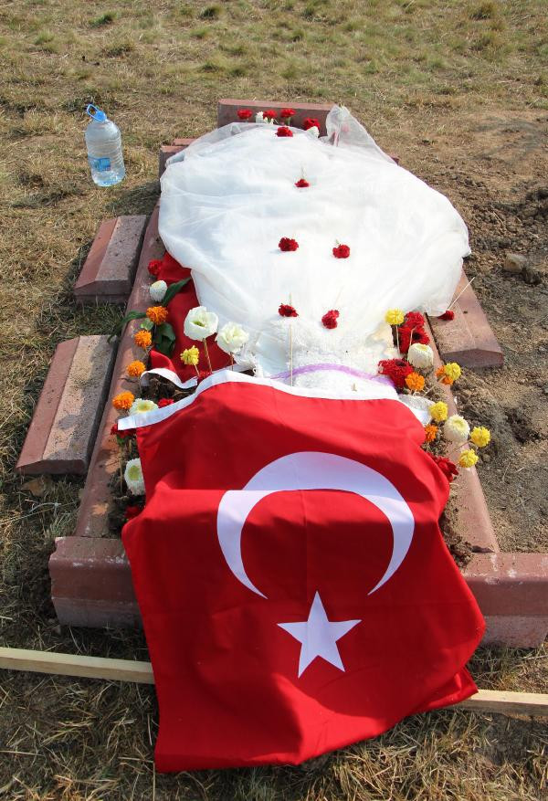 Bu acıya yürek dayanmaz! Şehit mezarında kahreden görüntü - Resim: 3