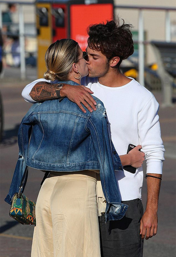 Kimseye aldırmadı! Sokak ortasında öpüşüp durdu - Resim: 1