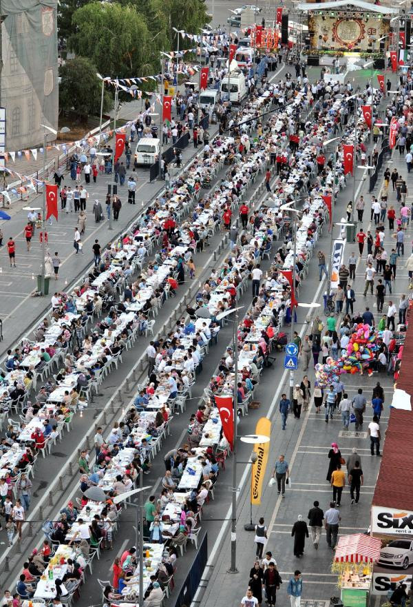 Sivaslılar'dan 1.5 kilometrelik iftar - Resim: 2