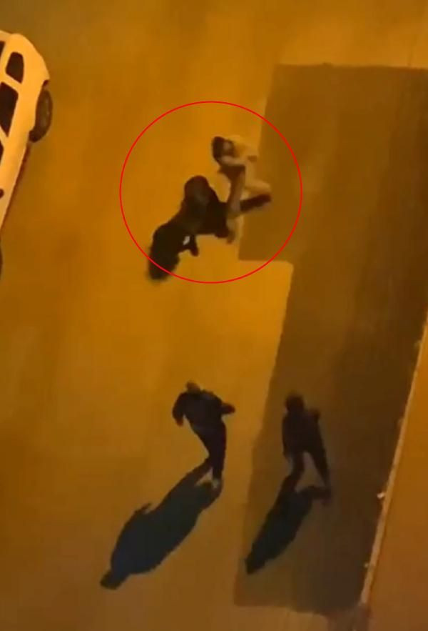 Sokağa çıkma yasağında sokağa çıkıp iki kadını yol ortasında tokatladı! - Resim: 4