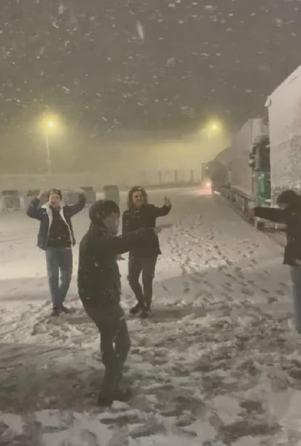 Edirne'de kar yağışı! Göbek atarak kutladılar - Resim: 0