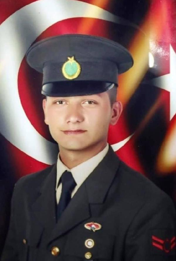 Kastamonu'ya yardım için gelmişti! Askerler mezarları elleriyle temizledi - Resim: 1