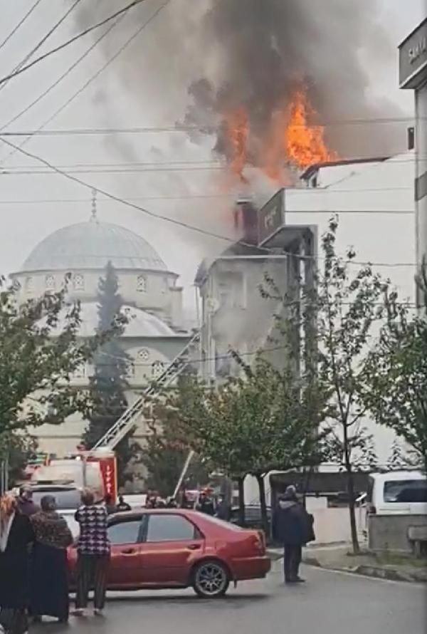 Gebze'de apartmanda yangın! Söndürme çalışmalarını izlerken fenalaştılar - Resim: 2