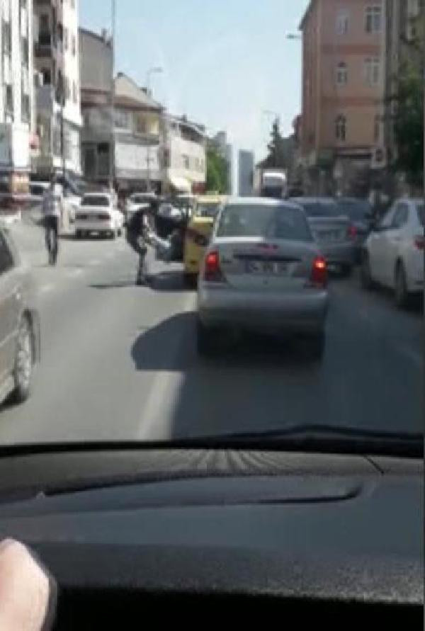 Genç kadını arabadan aşağı atan taksicinin ifadesi pes dedirtti! - Resim: 2
