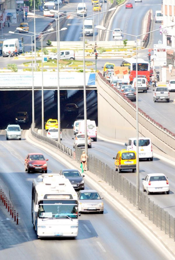 Kadın yol ortasında soyundu - Resim: 2