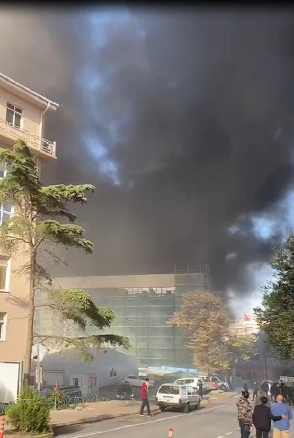 İstanbul'da Çapa Tıp Fakültesi'nde korkutan yangın! Dumanlar gökyüzü sardı - Resim: 0