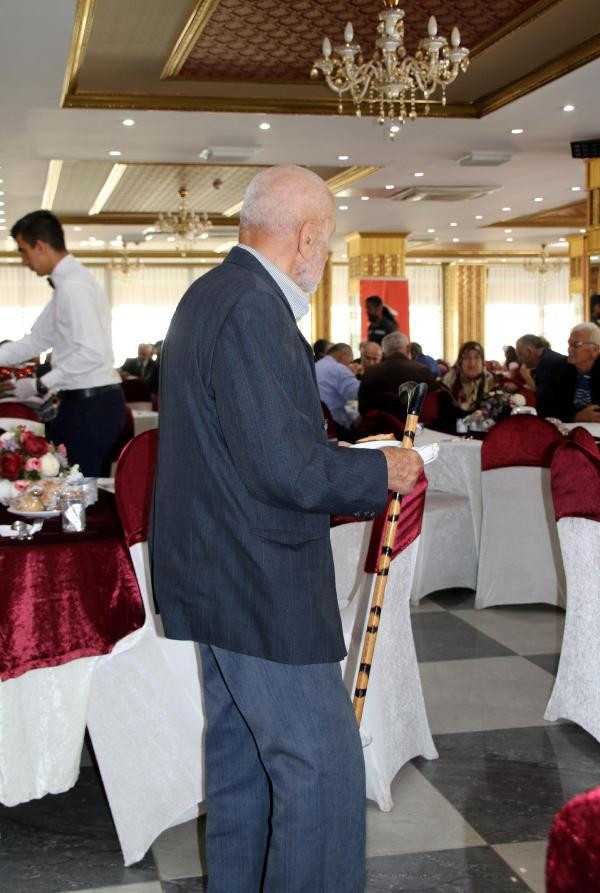 Protokole garsonlu, gazilere self servis - Resim: 4